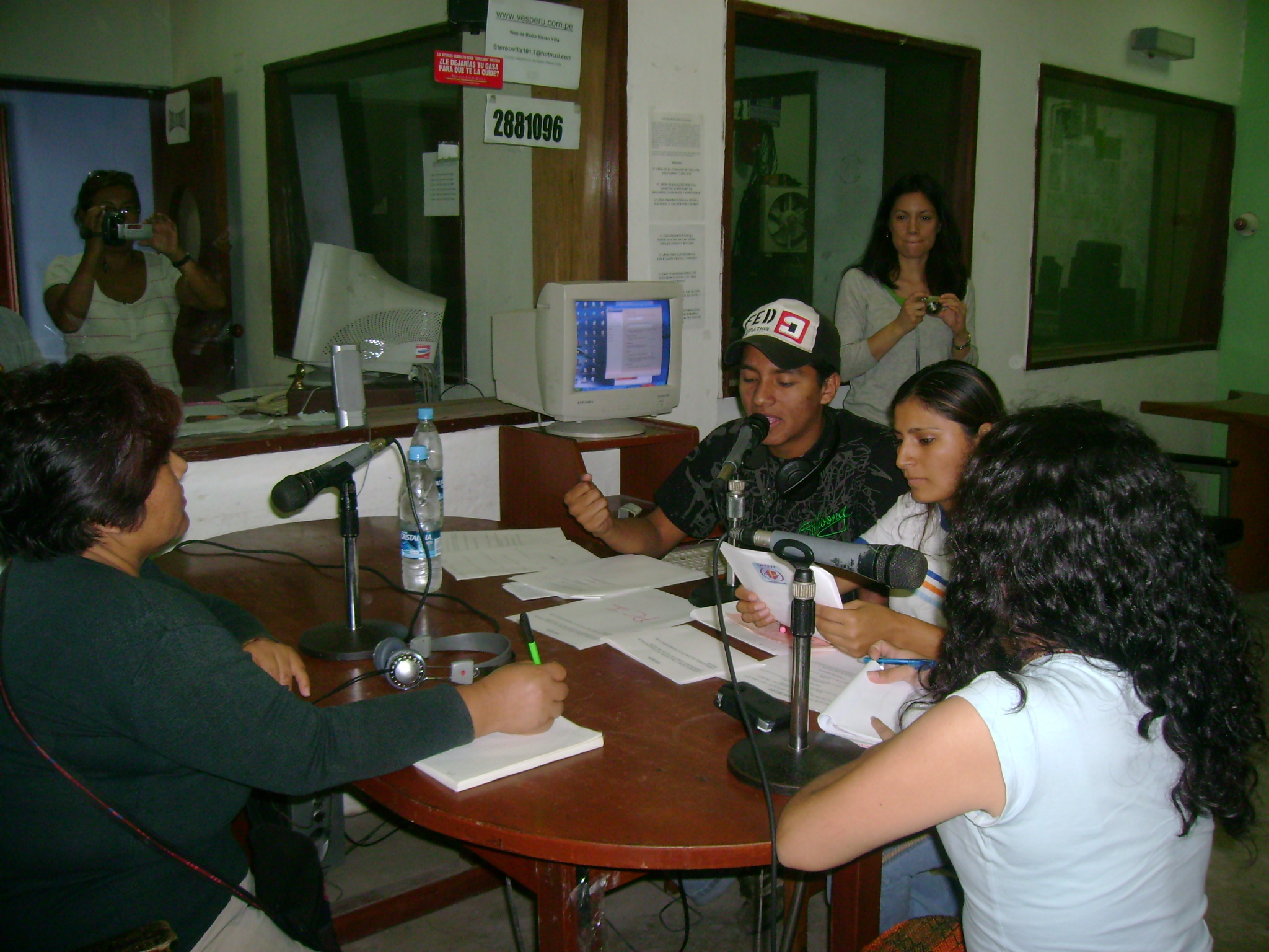 Sesión de lectura de guion para el programa radial